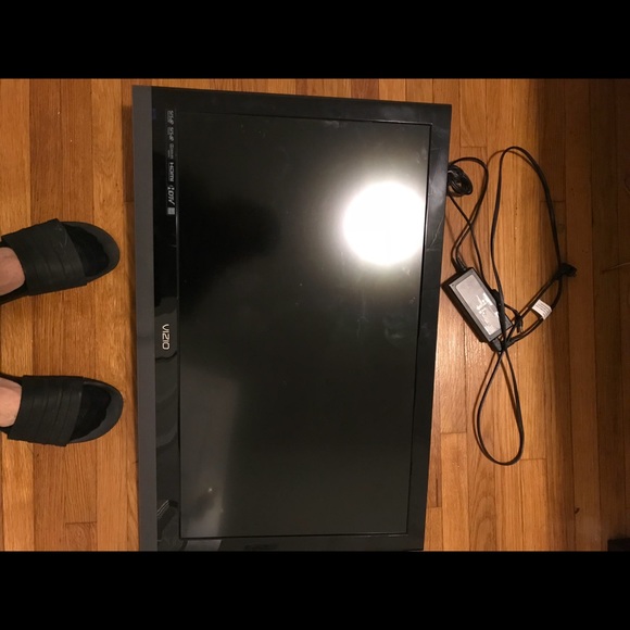 32 inch Vizio tv with mount - Picture 2 of 3